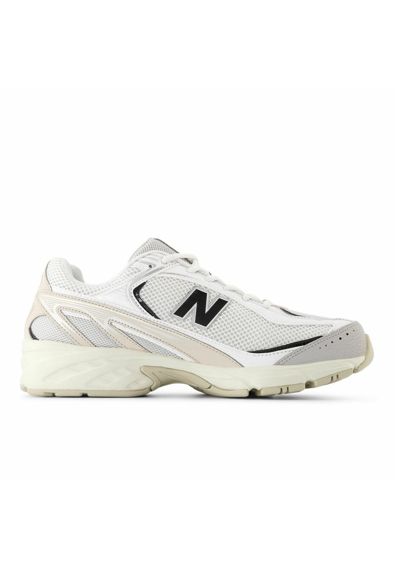 Witte sportschoen met mesh bovenwerk, gebogen ontwerp, gevoerde kraag, met een zwart "N"-logo en een gestructureerde rubberen zool.