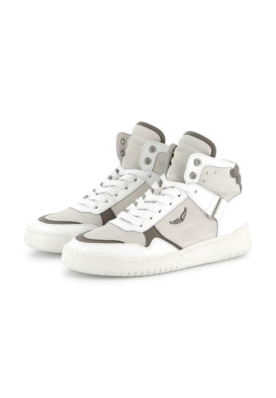 Des baskets montantes en cuir blanc et en daim gris. Elles possèdent un col rembourré, des lacets plats et une semelle en caoutchouc texturé.
