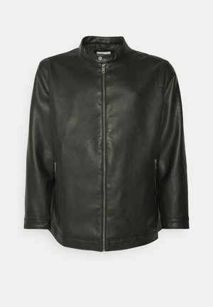 Fekete bőrkabát magas gallérral, zipzárral az elején és oldalsó zsebekkel. Simára kidolgozott textúrával és strukturált fazonnal rendelkezik.