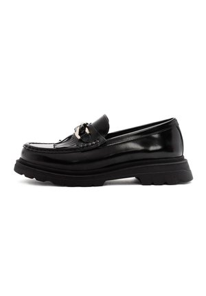 Mocassino in pelle nera con hardware decorativo, dettagli cuciti e suola in gomma spessa. Texture liscia con finitura lucida e forma classica.