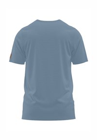 Camiseta de algodón azul claro con mangas cortas, cuello redondo y una textura suave. Presenta una pequeña etiqueta con el logo en la manga izquierda.