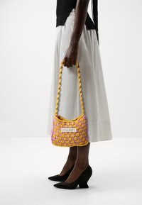 SUMMERY Copenhagen TACI CROSS BAG - Cross body bag - banana