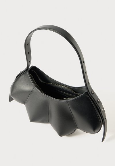 Czarna skórzana torebka o falistym wzorze, z zamkiem błyskawicznym i usztywnionym uchwytem z ozdobnymi ćwiekami wzdłuż paska.