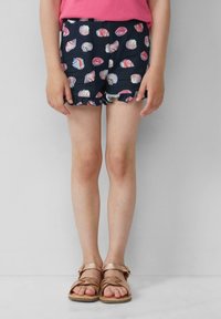 Pantaloni corti blu scuro con motivo a conchiglia, orlo arricciato e vestibilità casual. Sandali marroni con un design a strisce e dettagli con fibbia.