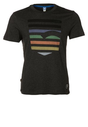 T-shirt gris foncé à manches courtes avec un motif abstrait coloré en forme de cœur rayé sur le devant et un petit logo près de l'ourlet inférieur.