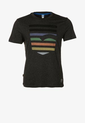 Dunkelgraues T-Shirt mit kurzen Ärmeln und einem bunten abstrakten gestreiften Herzdesign auf der Vorderseite und einem kleinen Logo nahe dem unteren Saum.