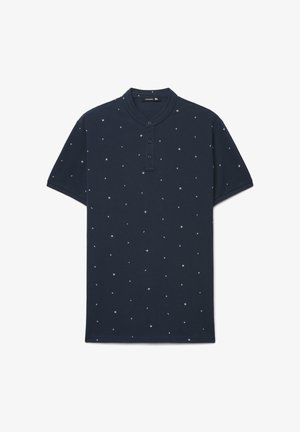 Granatowa koszulka polo z plisą na trzy guziki, krótkimi rękawami i fakturowanym wzorem drobnych białych geometrycznych kształtów. Klasyczny krój.