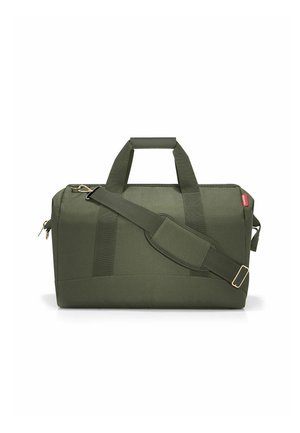 Grüner Stoff-Duffelbag mit doppelten Handgriffen, verstellbarem Schultergurt, braunen Hardware-Akzenten, rechteckiger Form und glatter Textur.