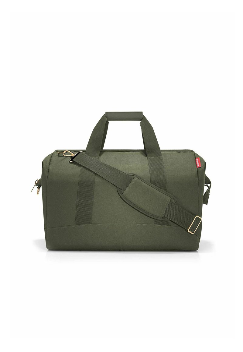 Grüner Stoff-Duffelbag mit doppelten Handgriffen, verstellbarem Schultergurt, braunen Hardware-Akzenten, rechteckiger Form und glatter Textur.