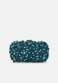 Liten rektangulär teal clutch-väska dekorerad med blåa pärlor, rhinestones och en tunn mörk kedjestropp på en vit bakgrund.