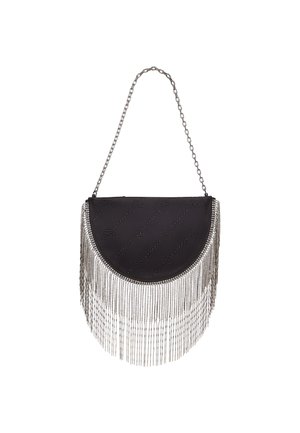 Schwarze Fransenhandtasche mit geschwungener Form, verziert mit metallic glänzenden Perlen. Sie verfügt über einen silbernen Kettenriemen und eine strukturierte Stoffoberfläche.