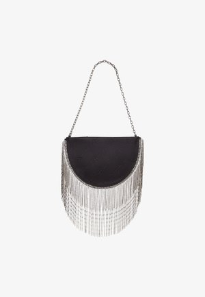 Svart frynse håndveske med en buet form, pyntet med metalliske perler. Har en sølvfarget kjedehank og teksturert stoffoverflate.