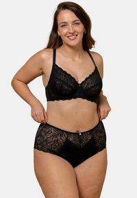 Soutien-gorge en dentelle noire avec motif floral, avec armatures pour un soutien optimal, bretelles réglables, associé à une culotte haute en dentelle noire et tissu assortie.