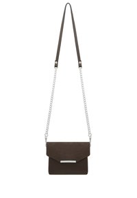 Bolso bandolera marrón oscuro con acabado de ante, que presenta una tapa con solapa, herrajes plateados y una correa de cadena. Textura suave con un diseño sencillo.