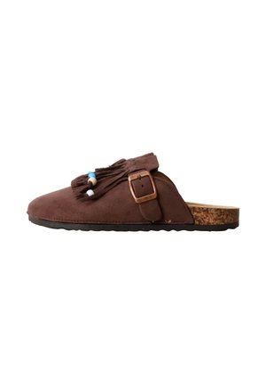 Sabot en daim marron à enfiler avec franges et perles, boucle latérale réglable, semelle intérieure en liège et semelle extérieure en caoutchouc noir, vu de profil.