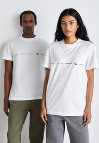 Calvin Klein Jeans LOGO REPEAT - Camiseta estampada - bright white