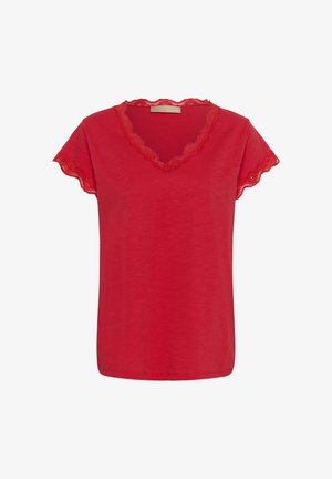 Rdeč ženski top s kratkimi rokavi, okrašen z čipko ob izrezu v obliki črke V in na robovih rokavov, izdelan iz lahkega blaga.