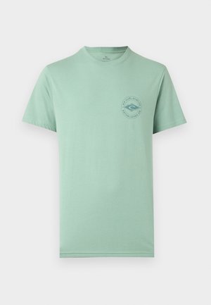 Svetlozelené tričko s krátkym rukávom a okrúhlym výstrihom s malým logom Rip Curl Surf Co. na ľavej strane hrudníka.