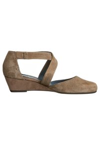 Chaussure à talon compensé en daim marron avec un bout rond, dotée d'un design à sangles croisées à la cheville et d'une finition texturée sur le matériau supérieur.
