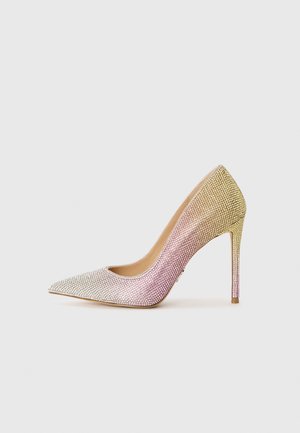 Sapata de salto alto, com bico fino, coberta de adornos de cristal, fazendo a transição do rosa claro para o dourado, com uma superfície suave e texturizada.