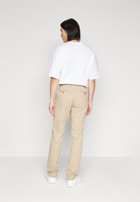 GAP ESSENTIAL SLIM FIT - Pantalones chinos - khaki