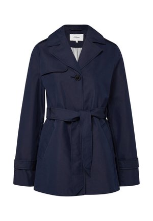 Granatowy trencz z paskiem, kołnierzem wciętym, pojedynczym czarnym guzikiem, patką na piersi oraz długimi mankietowanymi rękawami.