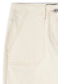 Gros plan sur une jupe en denim beige clair avec poche avant visible, passant de ceinture, surpiqûres et fermeture à bouton argenté sur fond blanc.