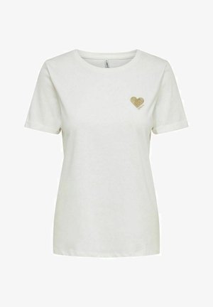 Camiseta de algodón blanca con mangas cortas, escote redondo y un diseño de corazón con purpurina dorada en el área del pecho izquierdo. Textura suave.
