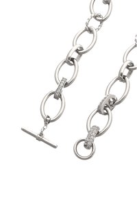 Silberne Kettenarmband mit großen, ineinandergreifenden Gliedern, akzentuiert mit klaren Kristallen an ausgewählten Gliedern. Enthält einen T-Bar-Verschluss.