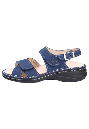 Marineblauwe sandalen met twee klittenbandsluitingen, een gevoerde binnenzool en een dikke zwarte rubberen zool. Witte stiksels accentueren de randen.