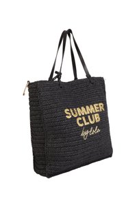 Sort fletvævet taske med tekstureret overflade, med guldteksten "SUMMER CLUB" og sorte læderremme. Lynlås lukning på siden.