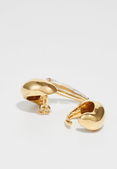 Goldene Metallohrringe mit einem glatten, abgerundeten Design und einem klaren, länglichen Akzent. Zu den Merkmalen gehören ein polierter Glanz und filigrane Details.