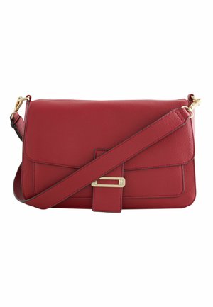 Rote Lederschultertasche mit goldenem rechteckigen Verschluss und verstellbarem Riemen, schlichtes Design, glatte Textur, mittlere Größe.