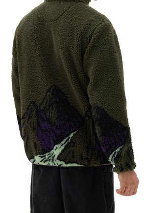 Veste en polaire de couleur vert foncé avec une surface texturée, arborant un graphique de montagne en violet et vert clair au bas du dos.