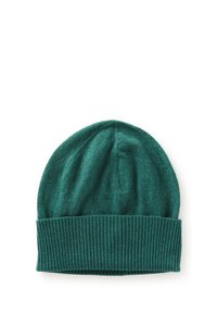 Zelená pletená čepice s žebrovaným ohrnutým lemem, vyrobená z měkké textilie a s hladkým vrškem. Jednoduchý design, bez viditelných vzorů nebo kovových doplňků.