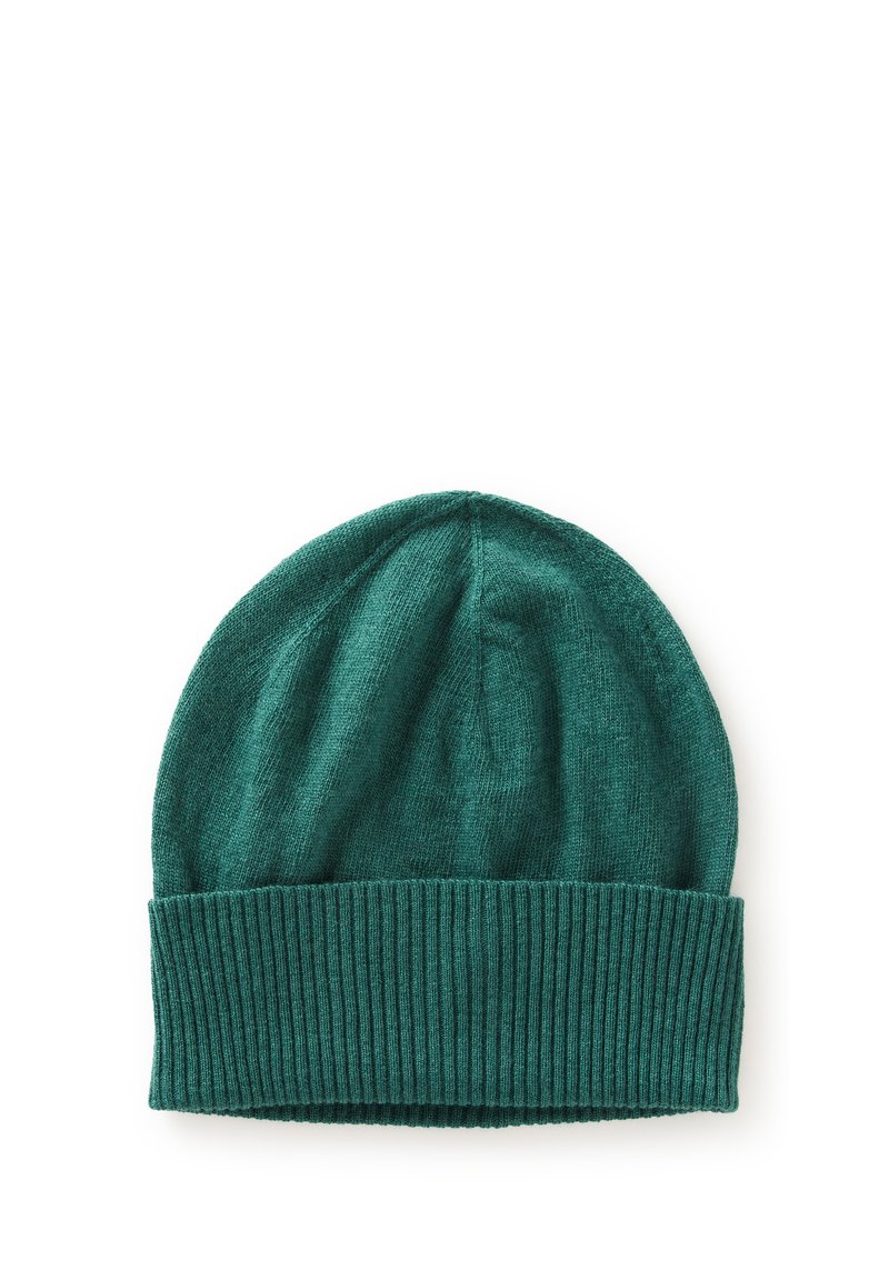 Zelená pletená čepice s žebrovaným ohrnutým lemem, vyrobená z měkké textilie a s hladkým vrškem. Jednoduchý design, bez viditelných vzorů nebo kovových doplňků.