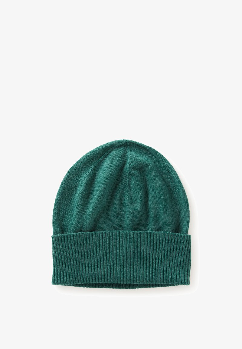Zelená pletená čepice s žebrovaným ohrnutým lemem, vyrobená z měkké textilie a s hladkým vrškem. Jednoduchý design, bez viditelných vzorů nebo kovových doplňků.