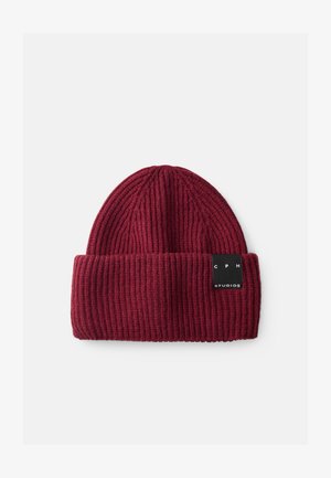 Ribbet bordeaux hue hueje, lavet af blødt materiale, med en foldet kant og en lille sort label med hvid tekst på siden.