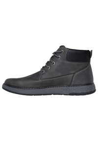 Botas de tobillo negras y grises con un upper de cuero suave, punta redonda, diseño de cordones, cuello acolchado y suela de goma con patrón.