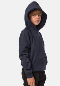 Felpa blu navy realizzata in tessuto morbido, dotata di una grande tasca frontale, maniche lunghe e cappuccio, progettata per una vestibilità comoda.
