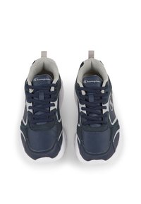 Zapatillas de running navy que cuentan con material de malla y sintético, acentos en blanco, cuello acolchado y cordones, con una suela de goma texturizada.