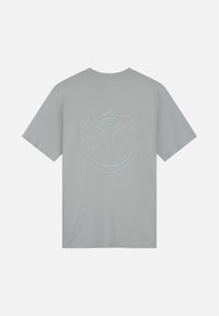 Grijze kangoeroe T-shirt met korte mouwen met een lichtblauwe omtrek van een gestileerd embleem op de achterkant. Gemaakt van zachte katoen met een relaxte pasvorm.