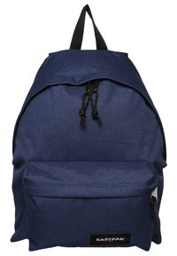 Mochila Eastpak azul marino con un tejido texturizado, parte superior redondeada, cierre con cordón y un bolsillo frontal con cremallera que presenta un parche con el logo.