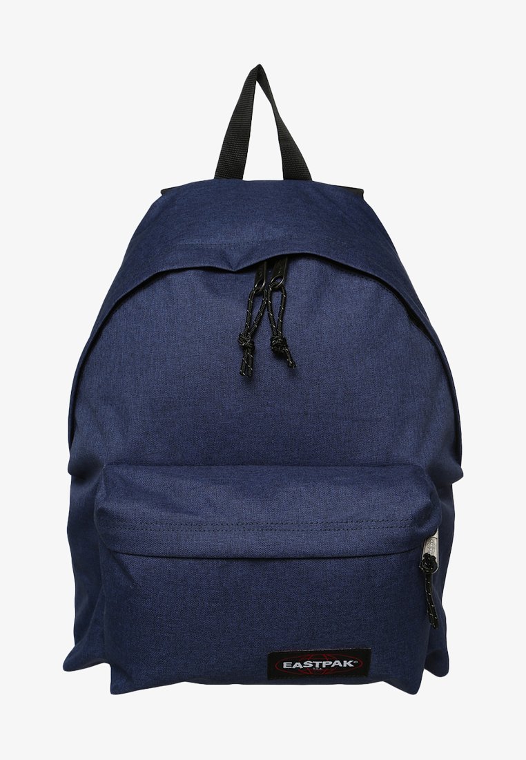 Mochila Eastpak azul marino con un tejido texturizado, parte superior redondeada, cierre con cordón y un bolsillo frontal con cremallera que presenta un parche con el logo.