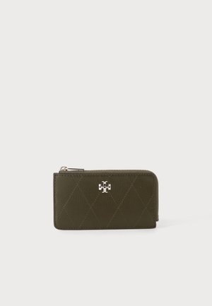 Porte-cartes en cuir vert olive avec matelassage losange, fermeture éclair argentée et détail du logo sur le devant, sur fond blanc uni.