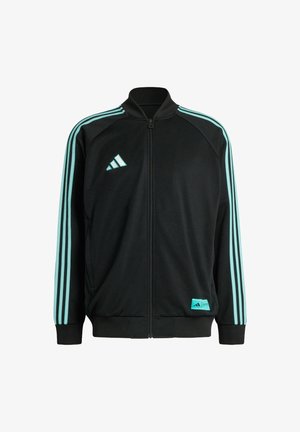 Czarna kurtka sportowa z turkusowym wzorem w trzy paski i logo. Posiada zamek błyskawiczny z przodu, wysoki kołnierz oraz ściągacze przy mankietach i u dołu.