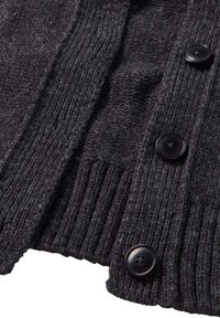 Dunkler Wollcardigan mit gerippter Textur, großen schwarzen Knöpfen und einem schlichten Design. Der Stoff wirkt weich und leicht fusselig.