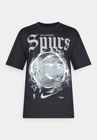 Czarny t-shirt z krótkim rękawem z graficznym nadrukiem koszykówki z efektem błyskawic, napisem "SPURS" oraz białym logo Nike.