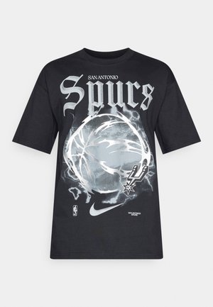 Fekete, rövid ujjú póló, amelyek grafikai nyomata egy kosárlabdát ábrázol, villámszerű hatásokkal, a "SPURS" felirattal és fehér Nike logóval.