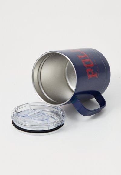 Navy isolierte Tasse mit strukturierter Oberfläche, ausgestattet mit einem klaren Deckel und robustem Henkel, mit "POLO" in Rot auf der Seite bedruckt.